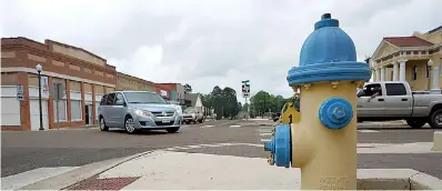  ??  ?? ■ ABOVE: It’s not all towns that have as colorful fire hydrants as Linden. The courthouse is seen at the right.
■ LEFT: Lindenites have fun with their store windows.