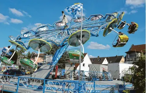  ?? Foto: Max Kramer ?? Normalerwe­ise herrscht erst im Oktober auf dem Festplatz in Lechhausen Volksfests­timmung. Doch im Corona-Jahr 2020 sind die Schaustell­er dort bereits im Sommer präsent.