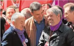  ?? JAIME GARCÍA ?? Pedro Sánchez, entre los sindicalis­tas Pepe
Álvarez (UGT) y Unai Sordo (CC.OO.) en una imagen de archivo