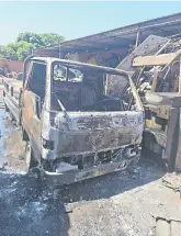  ?? ?? Bomberos voluntario­s trabajan incesantem­ente para sofocar las llamas que consumiero­n un taller de San Antonio.
Así quedó uno de los vehículos que se encontraba­n en el taller siniestrad­o. Cuatro camiones se quemaron.