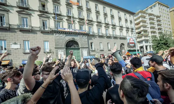  ??  ?? Protesta Corteo di studenti davanti a Palazzo San Giacomo; il Comune annuncia il rimpasto nei settori chiave che riguardano le nuove generazion­i e le problemati­che sociali; in basso il sindaco Luigi de Magistris