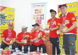  ??  ?? Barkath Ali (second from left), Deputy Youth and Sports Minister Steven Sim Chee Keong (centre) and Loh (far right) posing after at the launch of the run in Bukit Mertajam recently.