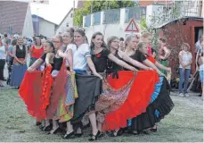  ?? FOTOS: GERHARD RUNDEL ?? Die Frauen geizten nicht mit ihren Reizen beim Umzug im Rahmen des Sulminger Dorffests.