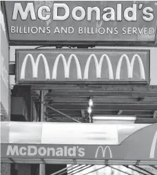  ?? 2010 PHOTO BY PENCER PLATT, GETTY IMAGES ?? In a survey of 32 franchisee­s who own 215 restaurant­s, their six-month outlook averaged a weak 1.81 on a scale of 1 to 5.