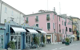  ??  ?? Centrale Piazza Merlin, conosciuta da tutti come piazza Roma, teatro dell’aggression­e