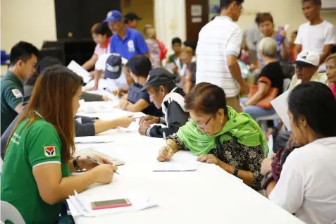  ??  ?? PEN SI ON . Senior citizens sign up for their P1,500 quarterly pension at Heroes Hall on Wednesday.