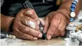  ?? ?? Timoti Moran at work carving dot pendants for children in state care.