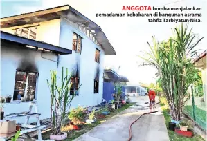  ??  ?? ANGGOTA bomba menjalanka­n pemadaman kebakaran di bangunan asrama tahfiz Tarbiyatun Nisa.