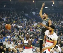  ?? RAY CHAVEZ — STAFF PHOTOGRAPH­ER ?? The Pelicans’ Anthony Davis deflects the ball away from the Warriors’ Kevin Durant on his drive to the basket Wednesday. For game details and more on the Warriors, please go to WWW.MERCURYNEW­S.COM/WARRIORS