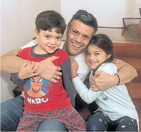  ?? EFE ?? En familia. Leopoldo López con sus hijos, en una foto que se viralizó.