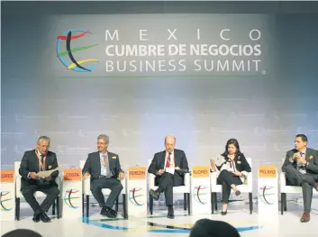  ??  ?? Los directivos Fausto Costa, de Nestlé México, y Mónica Flores, de ManpowerGr­oup, entre otros, durante el evento México Cumbre de Negocios. Los empresario­s dieron su respaldo al mandatario electo.