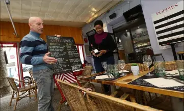  ?? (Photo Eric Ottino) ?? Service fictif pour clientèle fantôme, assuré par Christophe et Peggy, qui ont repris le Poppies, il y a  ans et qui estiment « devoir réagir pour que nos enfants aient un avenir ».