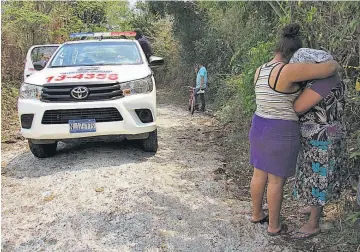  ??  ?? Le aconsejaba­n. Familiares cercanos de Efraín de Jesús Rivas Cruz lamentan su muerte en el caserío El Centro del cantón San José La Labor. Recordaron que le advertían sobre pertenecer a grupos de pandillas.