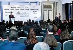  ?? ?? Javier Fernández-Lasquetty, consejero de Economía, Hacienda y Empleo de la Comunidad de Madrid, presidió la entrega de premios. Arriba, un aspecto de la sala del Hotel Palace de Madrid donde se celebró el acto.
