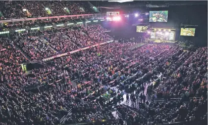  ?? FOTO: DPA ?? Mehr als 12.000 Fans kamen am 22. Februar zum 4. Spieltag der Darts Premier League in die Berliner Mercedes-Benz-Arena.