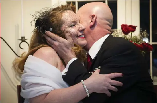  ?? KEVIN VAN PAASSEN FOR THE TORONTO STAR ?? Tina Hoy and Rob Pulfer kiss after exchanging their vows at their wedding in Toronto on Feb. 28. Shortly after first meeting Pulfer in 2013, Hoy predicted she would marry him.