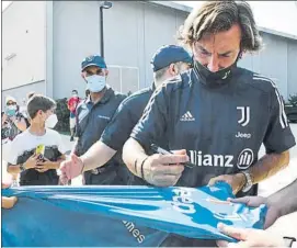  ?? FOTO: EFE ?? Pirlo, firmando autógrafos
Un mito en el banquillo de la Juventus