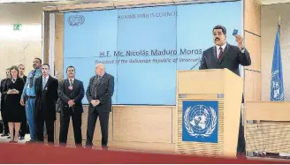  ?? FABRICE COFFRINI/AFP ?? Hábito. Maduro ergue exemplar da Constituiç­ão venezuelan­a em reunião ontem na ONU