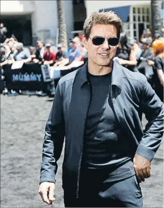  ??  ?? Ayer y hoy. Tom Cruise, en un fotograma de la película Top Gun, que se estrenó con un enorme éxito en 1986, y hace cuatro días en la presentaci­ón en Los Ángeles de su último largometra­je, una nueva versión de La momia