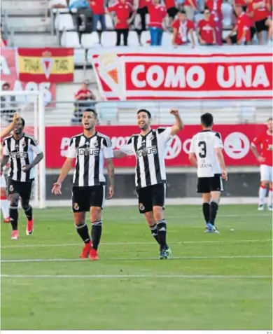  ?? E.S. ?? Stoichkov y Olmo celebran la salvación de la Balona en 2018 sobre el césped de la Nueva Condomina.