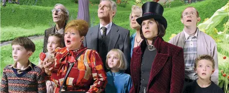  ?? ?? Al cinema Una scena del film «Willy Wonka e la fabbrica del cioccolato» di Tim Burton con Johnny Depp, tratto dal romanzo di Roald Dahl