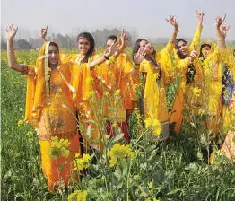  ?? — PTI ?? School students wear the customary yellow dress for Basant Panchami celebratio­ns in Moradabad on Monday.