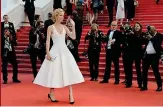  ??  ?? Herzigovag­ova come Marilynari­lyn La modella ceca Eva Herzigova, 43 anni, sul red carpet con un elegante vestito bianco stile Marilyn Monroe