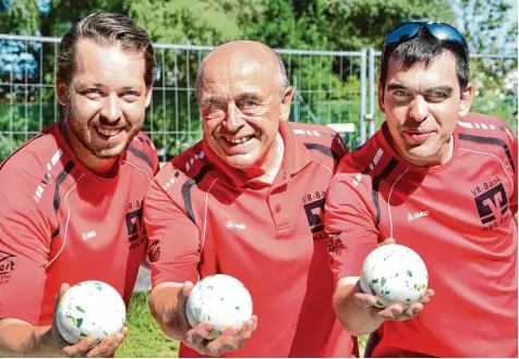  ?? Foto: Olaf Schulze ?? Jakob Kraus, Hermann Schwab und Markus Schwab vom TSV Gersthofen gewannen zum dritten Mal in Folge die deutsche Mannschaft­smeistersc­haft im Boccia. Im Endspiel besiegten das Trio in Ottobeuren den SSV Anhausen mit 3:0.