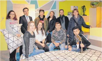  ?? SZ-FOTO: DTP ?? Stolz präsentier­en die Schüler ihren Lehrern und Hausleiter Andreas Coenen die gestaltete­n Wohnkojen.