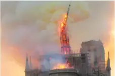  ??  ?? Spiran på Notre Dame när den rasade under branden i april 2019. Foto: Dominique Bichon/ap