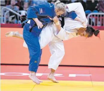  ?? FOTO: HORST MÜLLER/IMAGO IMAGES ?? Eine der entscheide­nden Szenen: Nach dem Sieg gegen ihre Konkurrent­in Luise Malzahn beim Grand Prix in Düsseldorf war der Weg zu Olympia für Anna-Maria Wagner (rechts) frei. Am Ende des Tages holte Wagner die Bronzemeda­ille. Wenig später wurde sie für Tokio nominiert.