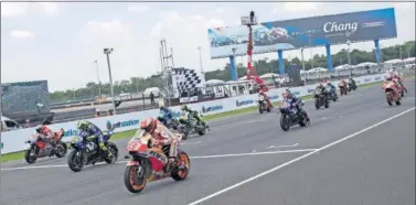  ??  ?? MOTOGP
ACTUALIDAD DEL MUNDIAL
Salida de la carrera de MotoGP en el circuito de Buriram durante el GP de Tailandia de 2018.