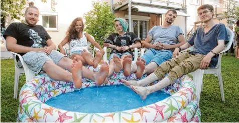  ?? Foto: Annette Zoepf ?? Diese fünf jungen Leute bilden in Augsburg eine Wohngemein­schaft, in der sich Menschen mit und ohne Erkrankung einfach unterstütz­en.