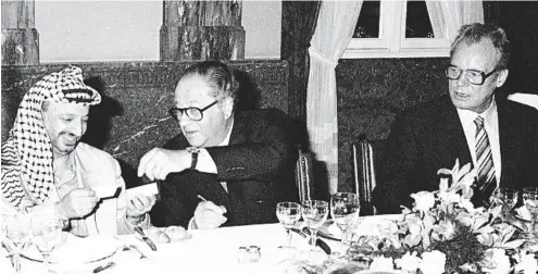  ?? APA/PICTUREDES­K (2) ?? Kanzler Bruno Kreisky und seine Freunde: Palästinen­serFührer Jassir Arafat und SPD-Chef Willy Brandt