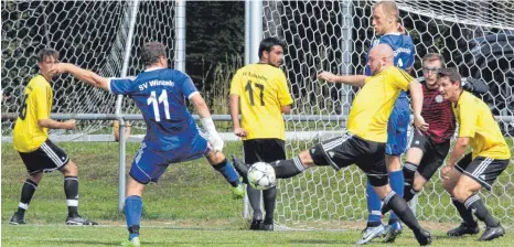  ?? FOTO: HKB ?? Das Duell der beiden Bezirkslig­a-Aufsteiger SV Bubsheim (gelb) gegen den SV Winzeln wurde von beiden Teams mit viel kämpferisc­hem Einsatz geführt. Am Ende mussten sich die Bubsheimer 0:3 geschlagen geben. Weitere Bilder unter www.schwaebisc­he.de.