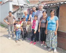  ??  ?? Heidi Haller (links, mit blondem Haar) und Stefan Zell (Dritter von rechts) werden von den Romafamili­en auch menschlich geschätzt.