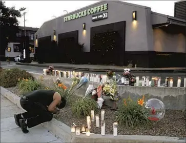  ?? GARY CORONADO Los Angeles Times ?? ARTHUR GIBSON visits a memorial Wednesday at a Starbucks near 28th and Figueroa streets where Alexis Carbajal was fatally shot by a gunman Tuesday in one of a string of attacks that left two dead and two hurt.