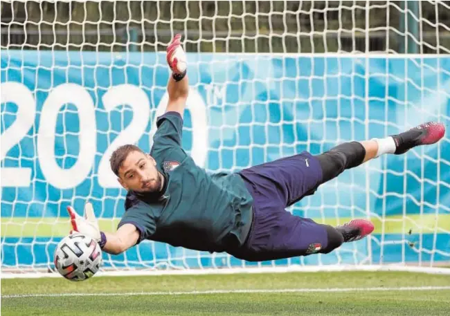  ?? // REUTERS ?? El guardameta italiano Donnarumma, ayer durante el último entrenamie­nto de su selección