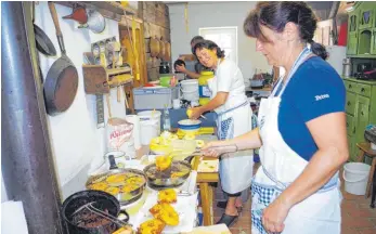  ?? FOTO: ANGELA MARIA KÖRNER-ARMBRUSTER ?? Sorgen für leckere Apfelküchl­e: Petra Fackler an der Pfanne, Gerlinde Sulz mit dem Apfelstech­er. Beide Frauen gehören zum Rißtaler Trachten- und Heimatvere­in.