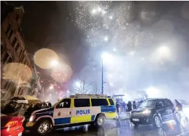  ?? BILD: JOHAN NILSSON ?? Polisen på plats vid ett blött nyår på Möllevångs­torget i Malmö.