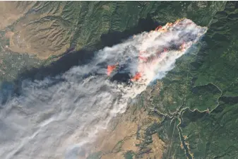  ?? Joshua Stevens / NASA Earth Observator­y ?? This image that NASA Earth Observator­y released last weekend shows the Camp Fire burning in Paradise in Butte County. The fire had burned 138,000 acres as of Wednesday evening.