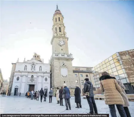  ?? CHUS MARCHADOR ?? Los zaragozano­s formaron una larga fila para acceder a la catedral de la Seo para la tradiciona­l misa.