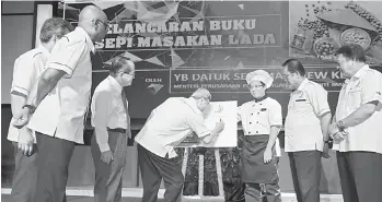  ?? — Gambar Kong Jun Liung ?? PRODUK LADA: Mah nyain bup resepi ti bepelasark­a lada iya nya “Sarawak Pepper for Your Palate” kelai bejadika bup nya. Lalu diperatika ari (ari kanan) Mawan enggau Nasrun sereta (tiga ari kiba) Uggah enggau ke bukai.