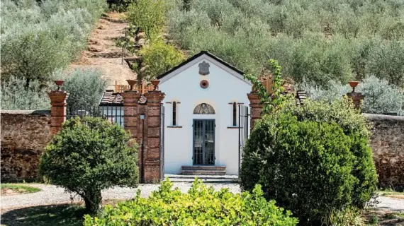  ??  ?? La Suite della Chiesa dell’hotel Villa Marta,a Lucca. A sinistra, San Teonisto,a Treviso: ristruttur­ato da Tobia Scarpa, il tempio ospita attività culturali e concerti.