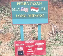  ??  ?? PERBATASAN: Papan tanda sempadan Malaysia di Ba’ Kelalan dan Indonesia di Long Midang.