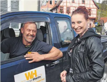  ?? FOTO: IGNAZ STÖSSER ?? Werner Hein hält beim Veringer „Mitfahrbän­kle“an, um die SZ-Mediengest­alterin Laura Keiß in die „Siedlung“mitzunehme­n. Sie erklärt ihm, dass die SZ das neue Angebot testet.