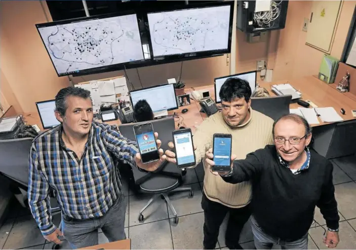  ??  ?? Arturo Zubiri, Kiko Asín y Juanjo Etxeberria posan en la centralita de la sede de la asociación Teletaxi, que agrupa a 313 licencias, en el polígono de Agustinos.
