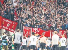  ??  ?? COMPAÑIA. miles de aficionado­s ingleses que viajaron hasta italia aplaudiero­n al liverpool después del juego contra la roma.
