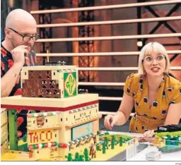  ?? FOX ?? Una destacada pareja del ‘Lego Masters’ de Australia.
