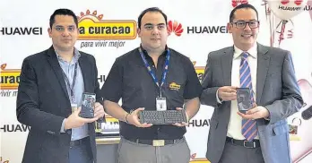  ??  ?? Último modelo. Representa­ntes de Huawei Consumer Business Group y La Curacao presentan los beneficios del nuevo Huawei Mate 9.
